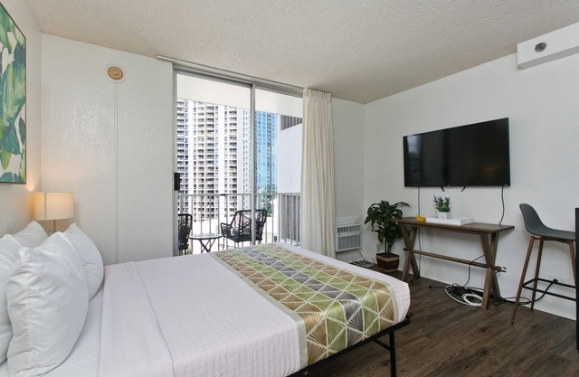Nicely updated Inn on the Park Queen Studio, Near Marina & Fort DeRussy.