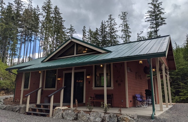 Nighthawk Cottage on private lake with dock, hot tub, amenities.