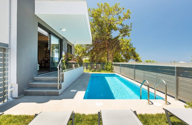 Nisos Villa, Pool & Heated SpaWhirlpool, Walking to Beach, Car Free holiday