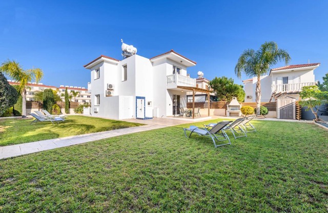 Nissi Gardens Villa - 3 bedroom sunny villa with beautiful garden
