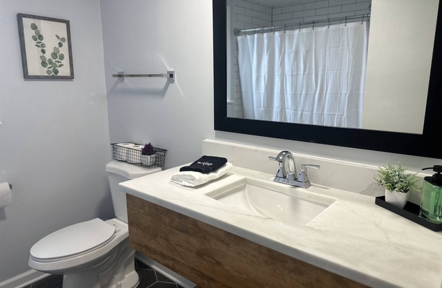 NIU Coporate and Business Travel Long Term Stays Welcome! 4 BD 3 BA