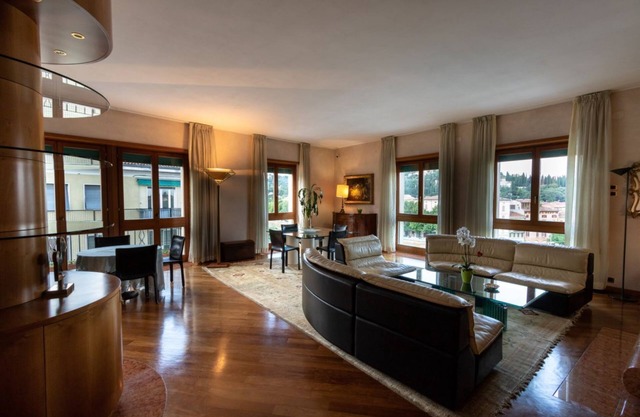 Nizza- Verona Journeys Big apartment with beautiful view in the city centre
