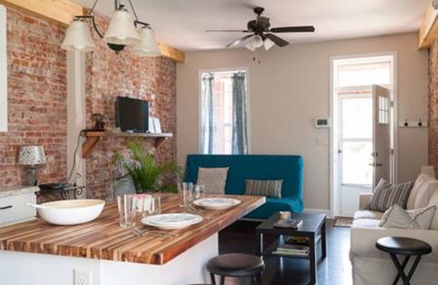 nLove Italian? You'll love 'The Hill' NBHD. Clean & cozy 1st fl apt