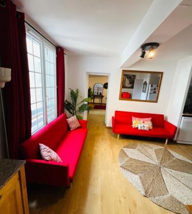 No 14 , 15 meters plein centre Mirepoix apartment Très Calme Netflix ,Terrace Sleeps 4 70 m2