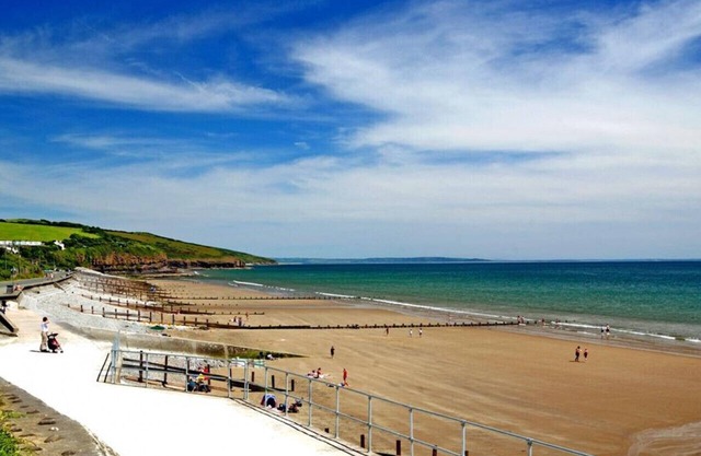 No 2 Sea View - Four Bedroom House, Sleeps 8