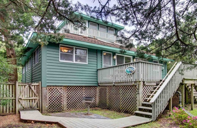 No Ka Oi: Wonderful home tucked away in a quiet neighborhood with a large yard.