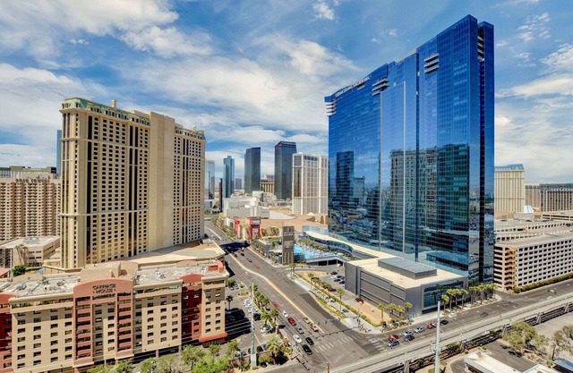 No Resort Fee ! Strip View Suite - Pools & Valet