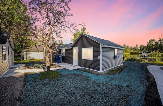 Noble Cottage: Unplug, Unwind & Enjoy the Summer Sunshine!