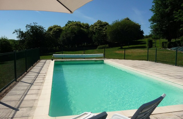 Noisette rental for couples, peaceful, pool, near lake, chateaux, caves, market.