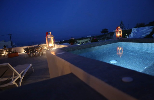 Nomikos Mansion with two private outdoor hot tubs