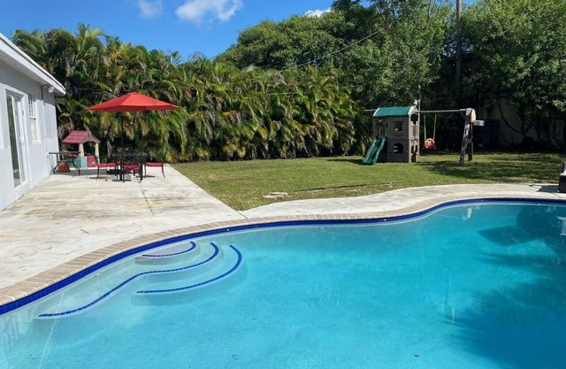 north miami house family-size w/pool and BBQ