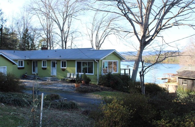 North Point Lakefront Retreat - Private Dock w/boatslip