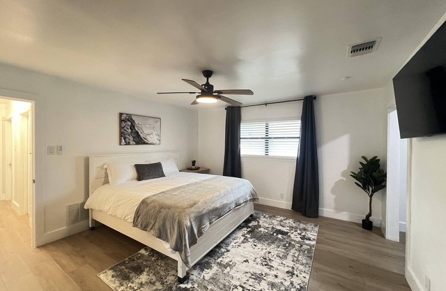 North Star Nook/Modern Central SA Home just 7 minutes to the Airport!