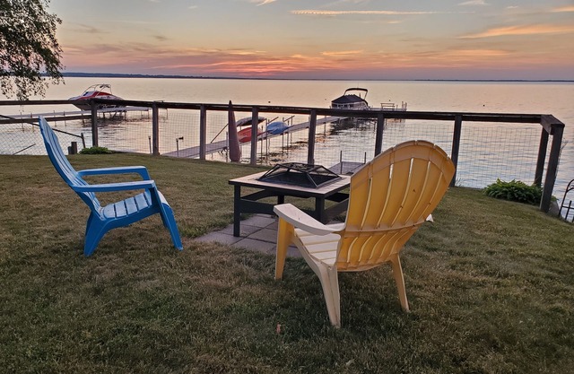 North View Cabins #3 - 2Bed/1Ba Direct Waterfront Cabin on Houghton Lake!