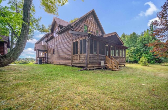 Northern Lights Farmhouse with Hot Tub