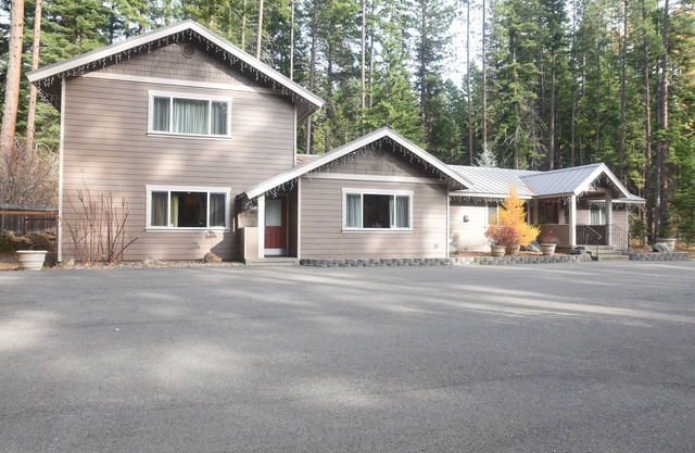Northwest Pines Lodge near Cle Elum Lake! Great for large family gatherings.