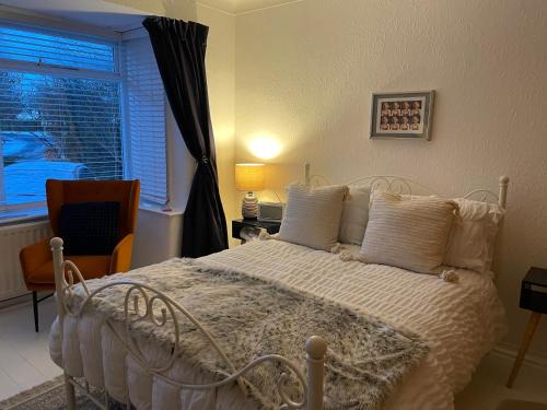 Number 78 Guest house M56 junction 12 located 5 minutes drive from Frodsham Continental breakfast Included