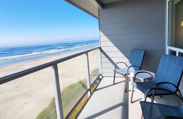 Nye Beach Ocean Front Condo! Walk to Everything! Spectacular Views!
