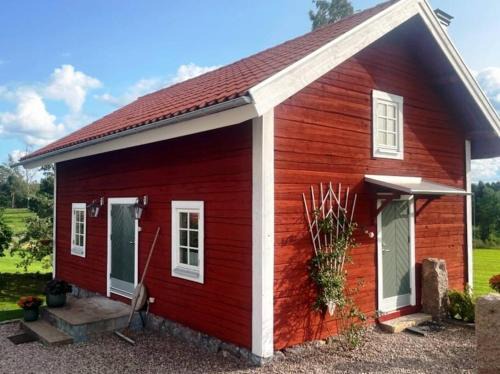 Nyrenoverad stuga nära naturen