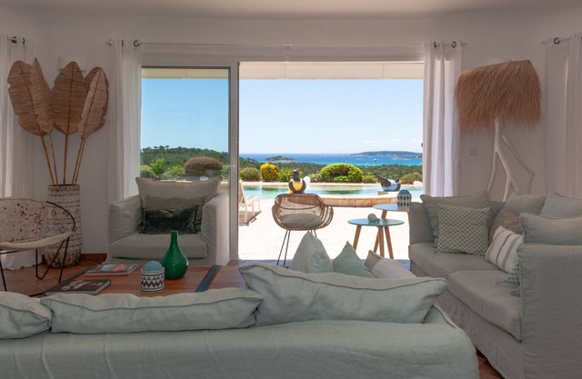 Overlooking the sea on the Bay of Saint Cyprien, 4 bedroom villa with pool