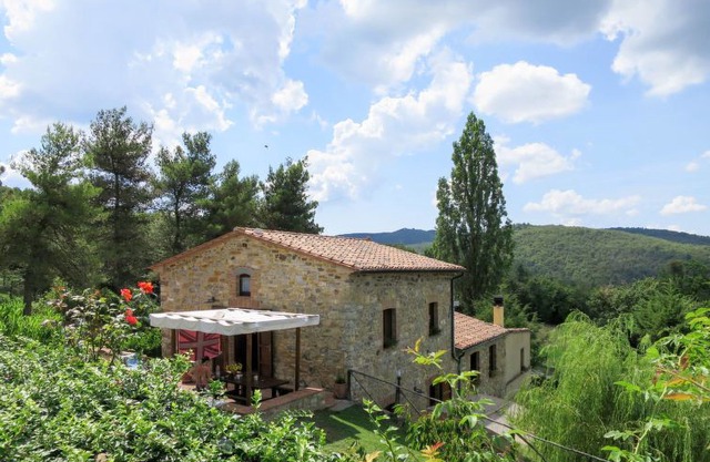 One bedroom Villa, sleeps 4 in Sasso Pisano with Pool, Air Con and WiFi