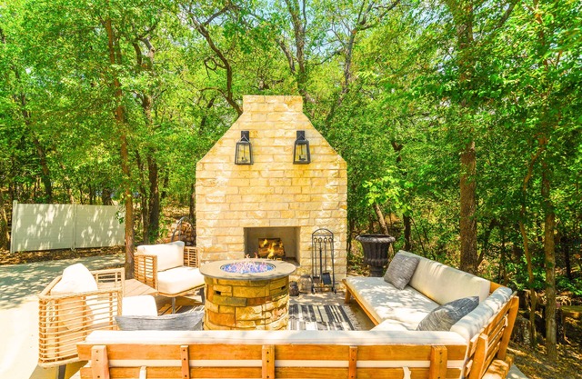 Oak Bluff, Cozy Spacious Retreat with Farmhouse Charm