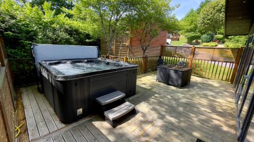 Oak Cabin with Hot-tub & secluded decking - Finlake Resort & Spa - Devon