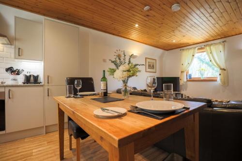 Oak Tree Lodge - A Romantic Getaway- Finlake Resort & Spa - Devon