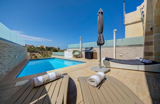 Oakville +, Private Pool & BBQ & Games Room