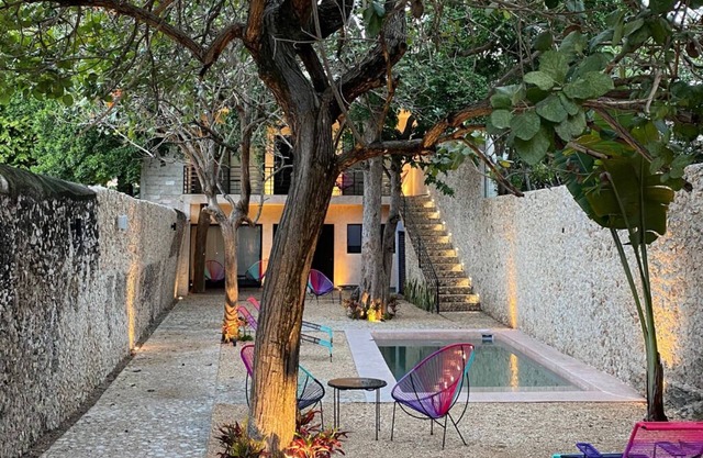 Oasis retreat 20 guests, 10 Private Suites, just a few blocks from Plaza Grande!