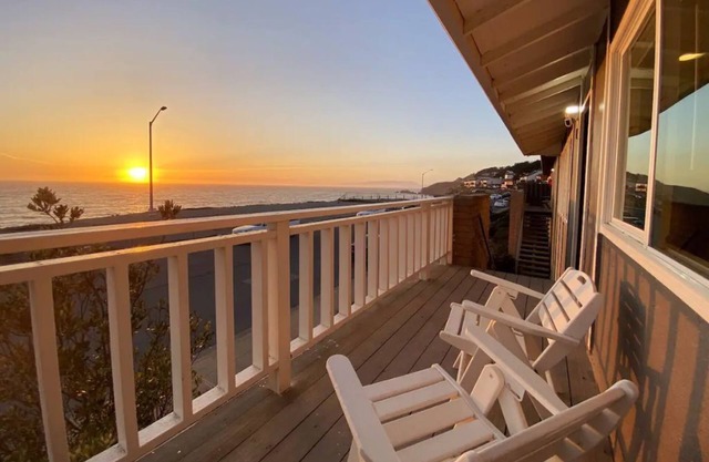 Ocean/Beach Front 🏖🌊w/Sweeping Oceanviews🌅🐳🪂