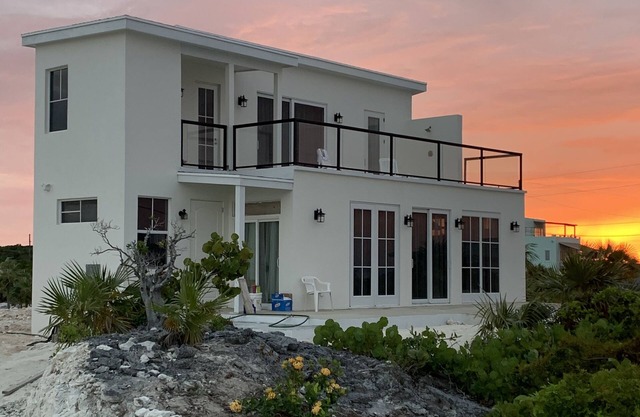 Ocean Front facing the Tropic of Cancer Beach !