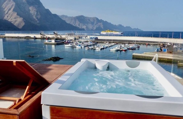 Ocean Views & Rooftop Jacuzzi in Agaete
