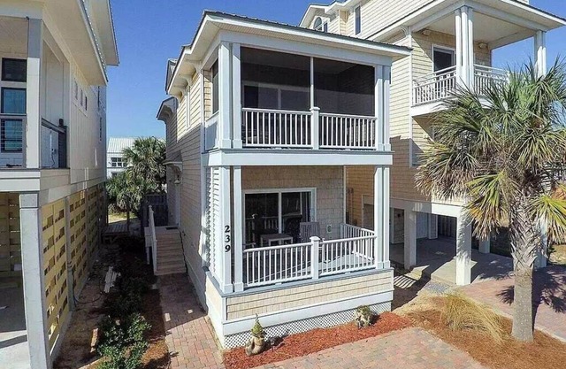 Ocean view, hot tub, steps to the sand! Dog friendly. Fall dates available!