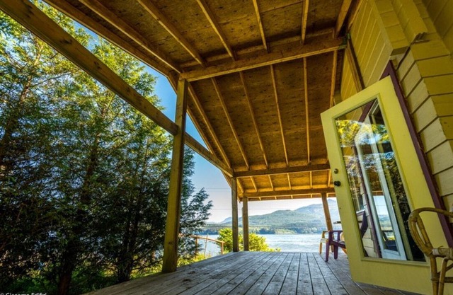 Ocean View Log Lodge with Deck, Restaurant and Beach. Hot breakfast included.