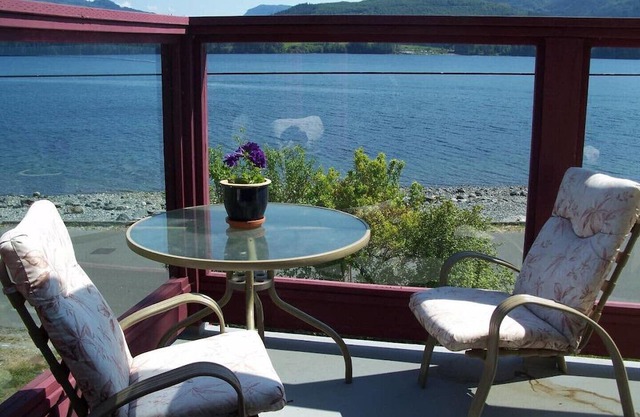 Ocean View Log Lodge with Restaurant and Beach. Hot breakfast included.