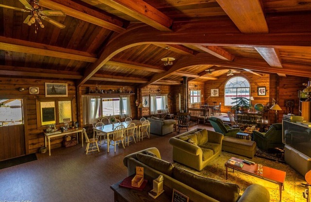 Ocean View Log Lodge with Restaurant and Beach. Hot breakfast included.