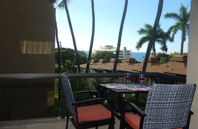 Ocean Views, Walk to beach and town. AC, Huge lanai