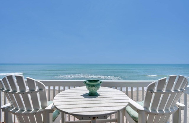 Oceanfront, 2 story, end unit. Indoor Pool, Hot Tub, Gym&Sauna. Recent updates!