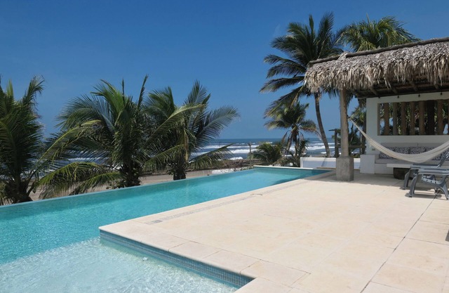 Oceanfront Beach House w/Spectacular Infinity view pool +36 ft.