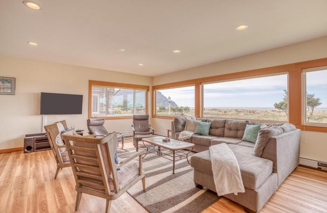 Oceanfront Getaway - Meredith Lodging