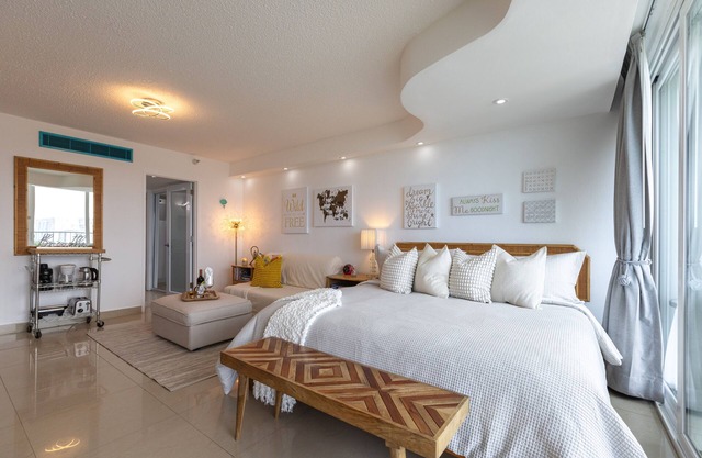 Oceanfront Oasis: Beach Studio with Sunset Views & Parking – 5 Mins from SJU