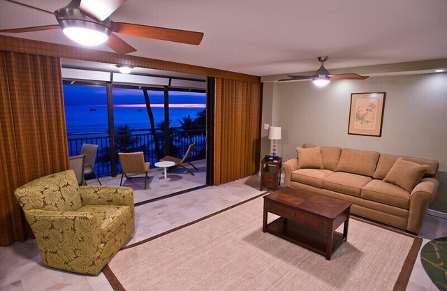 Oceanfront Paradise In Kailua-Kona -1 Bedroom-2 Bath Condominium