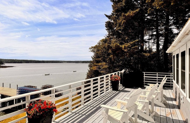 Oceanfront Retreat on Dyers Bay With Amazing Sunsets! Fire pit, Fishing off dock