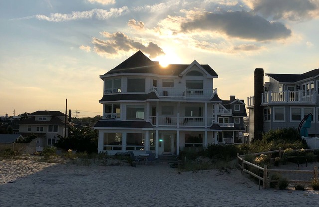 Oceanfront 8 bedroom - great views! Tons of space!