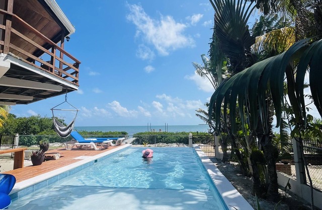 OCEANSIDE 1ST FLOOR APT, OFF-GRID WITH INFINITY EDGE POOL, DOCK, A/C & SMART TV