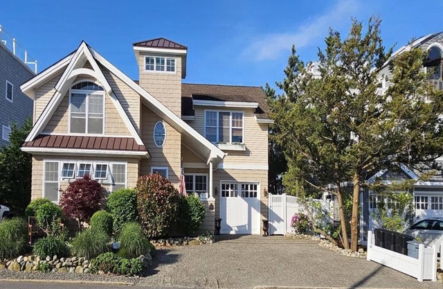 Oceanside. Beach Badges. Private yard. WIFI. Deck. Patio. Stunning Ocean side.