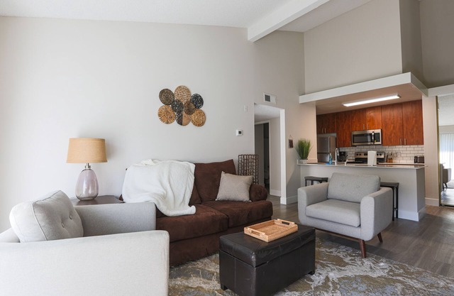 Oceanside Beach style Two bedroom huge Pool & hot tubs King bed No cleaning fee