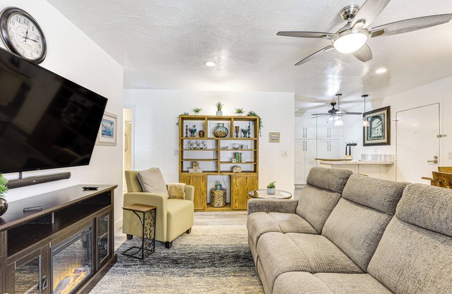Oceanside Condo w/Pool & Hot Tub Access!
