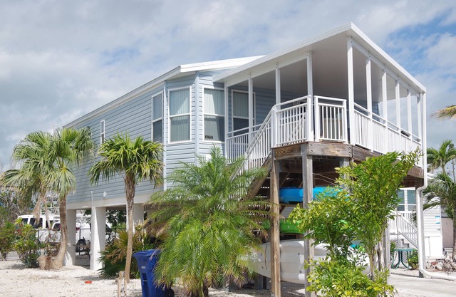 Oceanside Paradise: Kayaks, Free WiFi, A/C, Grill, Elevated Deck, 24hr Security